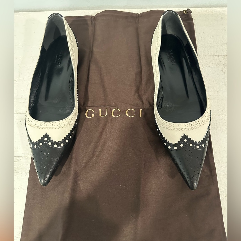 Gucci Women's Black and Cream  pointed shoes